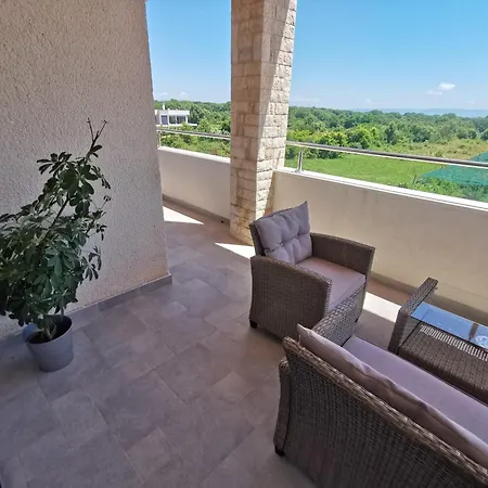 Kira - Spacious With Sea View