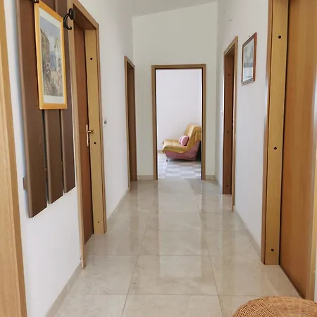 Kira - Spacious With Sea View * Ližnjan