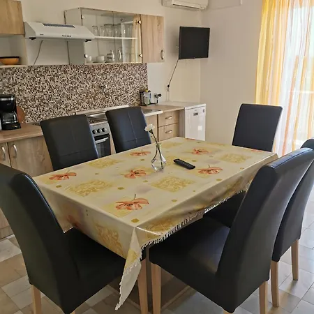 Kira - Spacious With Sea View Ližnjan